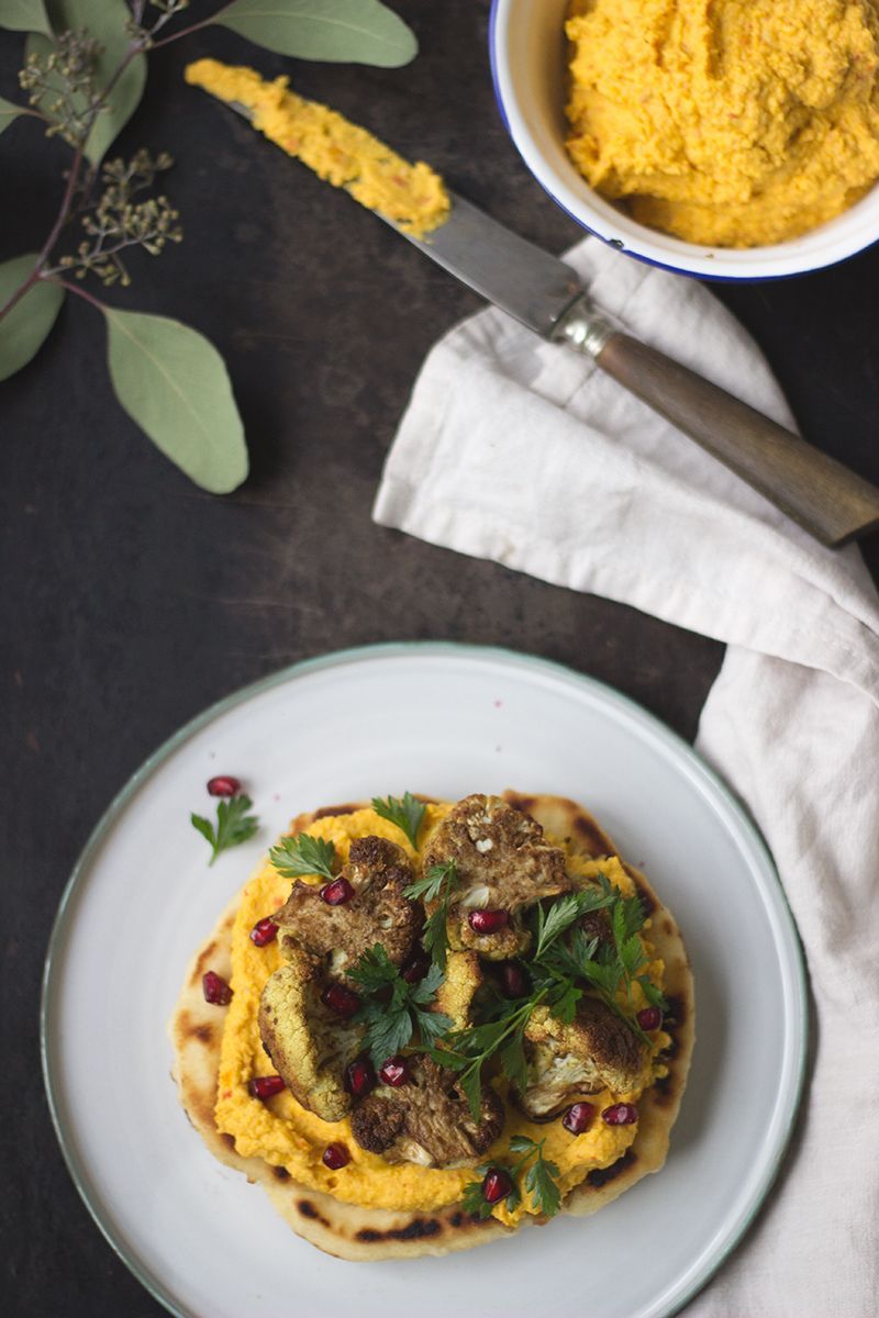 Pfannenfladenbrot mit Kürbis-Hummus und im Ofen gebackenem Blumenkohl, Rezept vegan