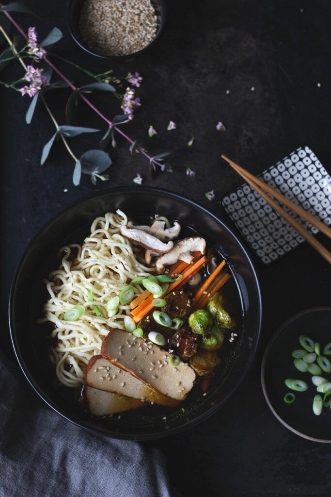 Vegane Ramen einfach selber machen - Rezept für japanische Nudelsuppe vegan und vegetarisch